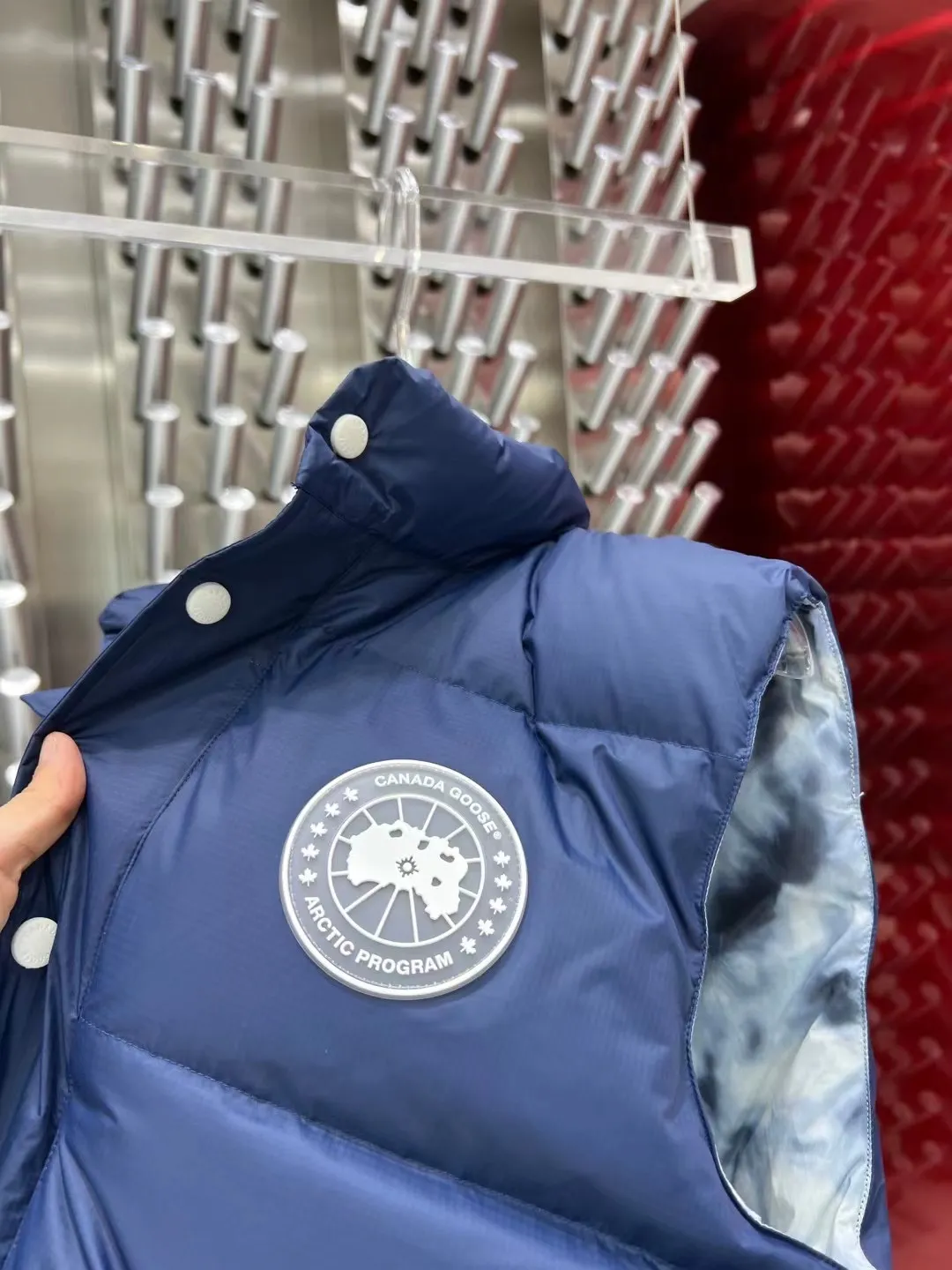 P440 2025 Autumn and Winter New 🆕Down Jacket Original 1:1 customized hardware accessories are all imported and original customized. Counter comparisons are welcome. Absolutely high quality. Made of top 90 white duck down. Super soft. Filled with fluffy and full feathers. Super heavy workmanship. Fabric workmanship. 👍Perfect version. Note⚠The fabric is super comfortable. Exclusive model. Non-market goods. Same sizes for men and women: XS～XXL.